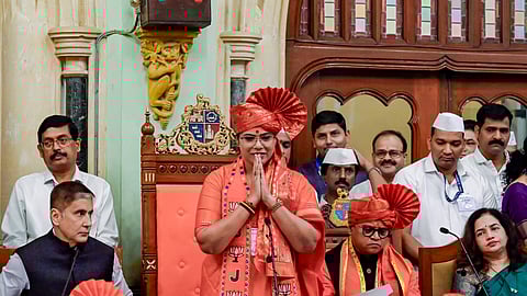 After controversy, red-blue flashing lights removed from Mumbai mayor’s car
