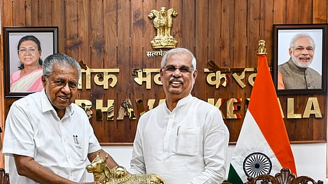 Kerala Guv, outgoing CM meet at Lok Bhavan; express gratitude to each other