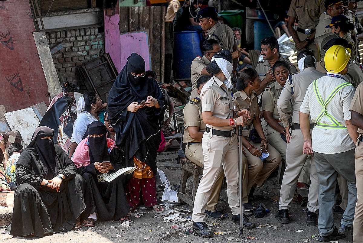 10 cops injured in stone-pelting during anti-encroachment drive in Mumbai slum; 15 persons held