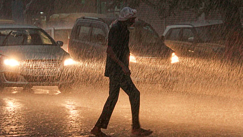 Dust storms, 100 kmph winds lash Delhi as IMD issues red and orange alerts