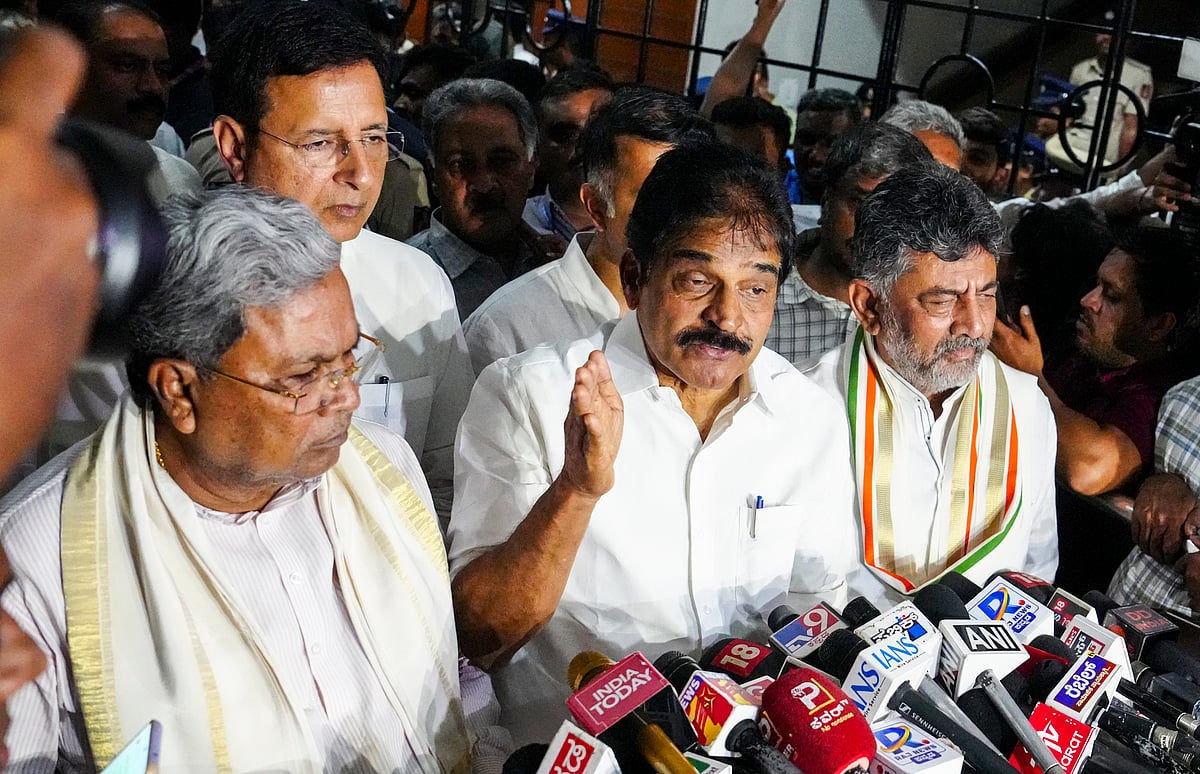 Shivakumar, Siddaramaiah in Delhi to fin...