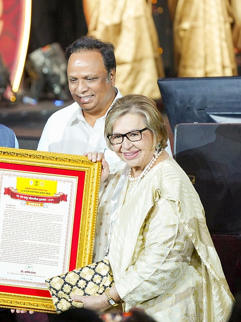 Helen accepts the Raj Kapoor Lifetime Achievement Award on Salim Khan's behalf | X/@CMOMaharashtra