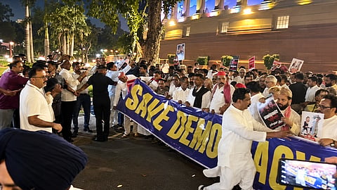Police stopped the larger procession at Vijay Chowk as a 10-member delegation proceeded to the presidential residence