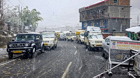 Sach Pass received up to 30 cm of snow; weather office forecasts isolated rain and snowfall until Saturday
