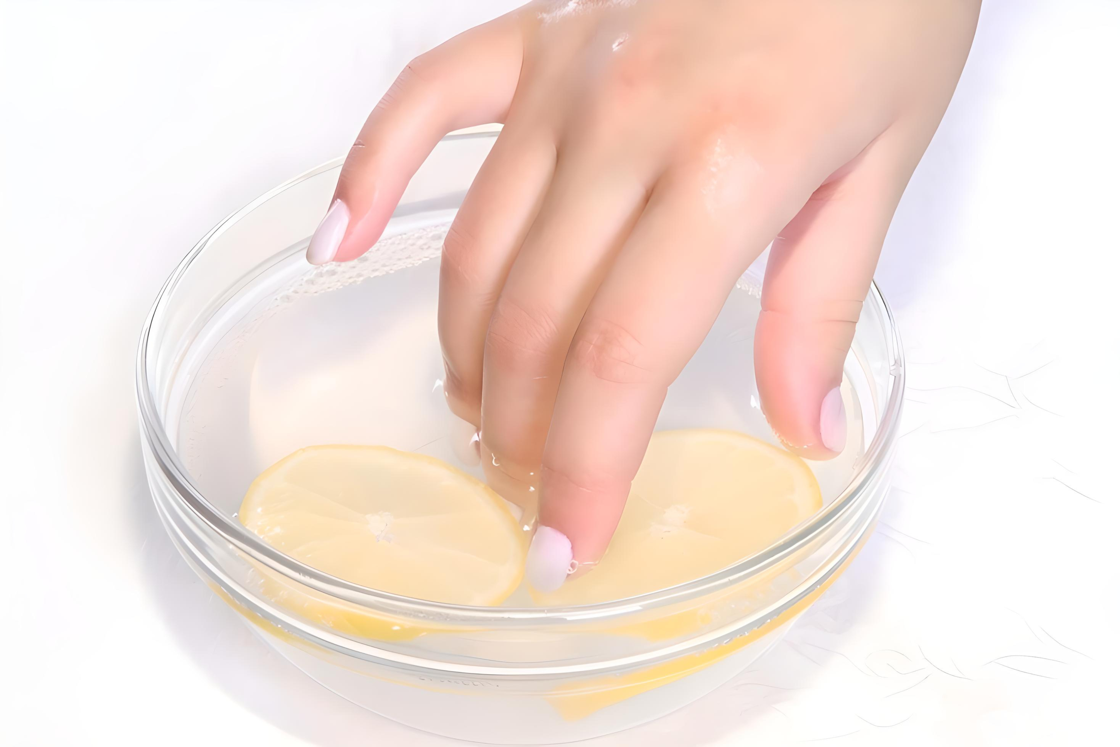 وصفات سهلة لتبييض الأظافر في المنزل