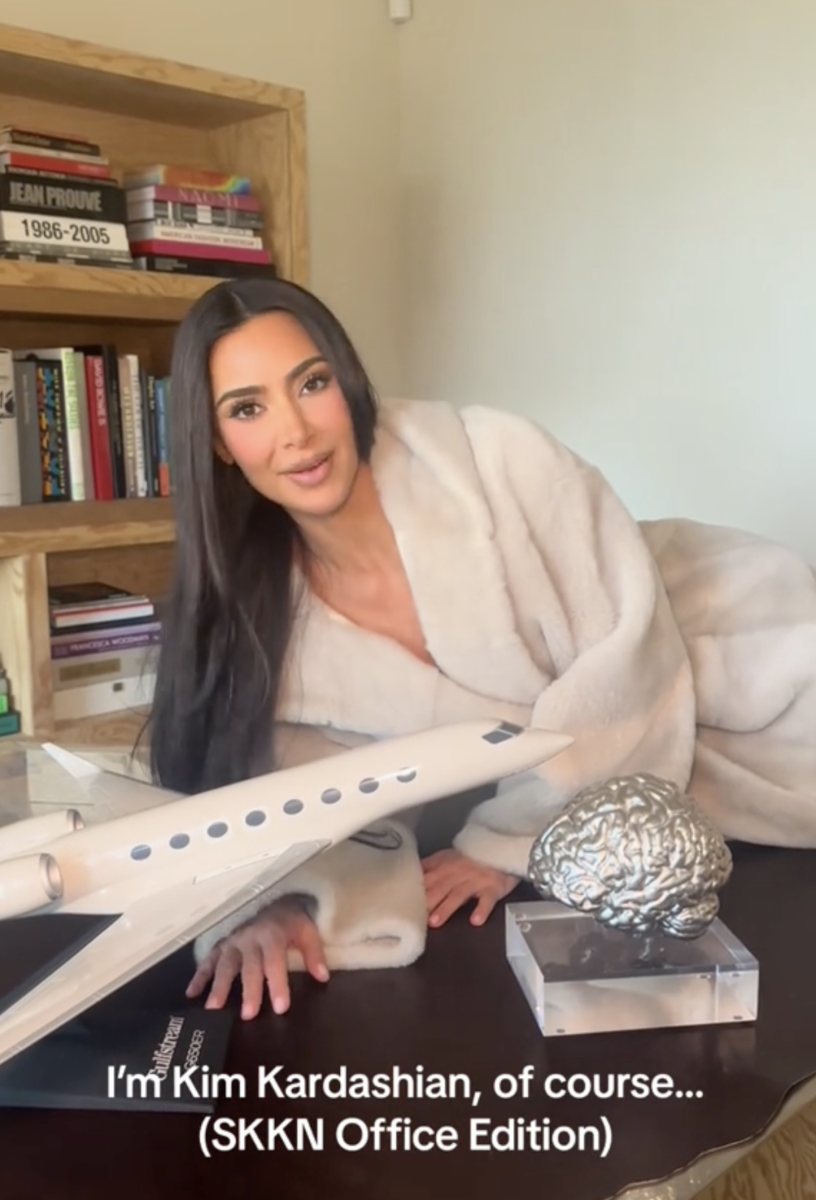 شاهد مجسم دماغ كيم كارداشيان في مكتبها الفاخر