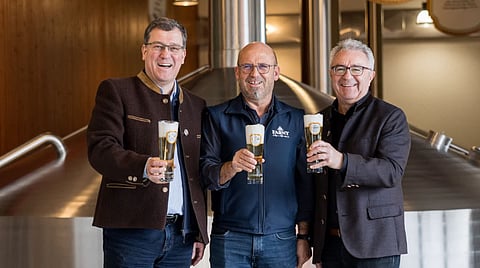 Cheers! Elmar Bentele, Wolfgang Sigg (both from Edelweißbrauerei FARNY) and Paul Locherer (Managing Director of Osker und Elisabeth Farny-Stiftung) presented their 11th beer variety in February 2025: an alcohol-free Kristall-Weizen produced with GEA AromaPlus.