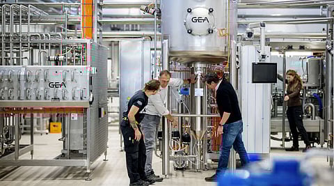 Preserving juice through flash pasteurization at Geisenheim University means more than making a drink – it teaches students how to think in processes. Michael Ludwig (second from left) heads the Beverage Technology Center for non-alcoholic applications.