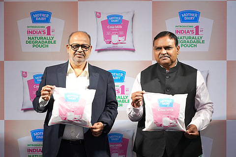 (R-L) Dr. Meenesh Shah, Chairman, NDDB and Mother Dairy and Mr. Jayatheertha Chary, Managing Director, Mother Dairy unveiled India’s FIRST Naturally Degradable Milk Pouch in Soil