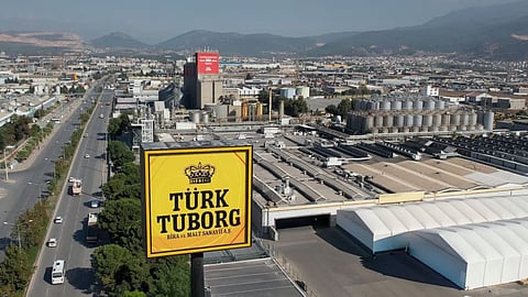 Türk Tuborg partnered with GEA to implement an industrial heat pump at their brewery in İzmir, Türkiye.Thr solution captures waste heat from existing cooling systems and converts it into process heat for the wort production line.