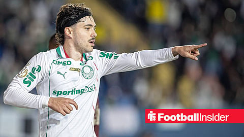 Mauricio celebrating and pointing in Palmeiras kit 
