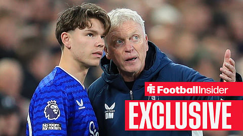 Everton winger Tyler Dibling speaks with manager David Moyes