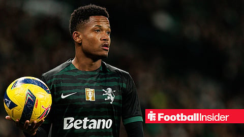 Geny Catamo playing for Sporting CP with ball in hand