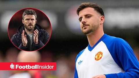 Manchester United s Mason Mount before the friendly football match between Rosenborg and Manchester United at Lerkendal Stadium / Manchester United manager Michael Carrick applauds the supporters