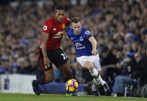 Everton fans react on Twitter as Cleverley completes loan move