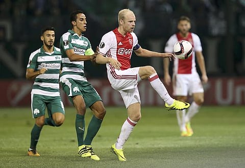 Football Soccer - Panathinaikos v Ajax Amsterdam - UEFA Europa League groupstage - Apostolos Nikolaidis Stadium, Athens, Greece  - 15/09/2016. Ajax's Davy Klaassen in action against Panathinaikos' Zeca (L) during the match. REUTERS/Klodian Lato/Intimenews ATTENTION EDITORS - THIS IMAGE HAS BEEN SUPPLIED BY A THIRD PARTY. FOR EDITORIAL USE ONLY. NO RESALES. NO ARCHIVE. GREECE OUT.