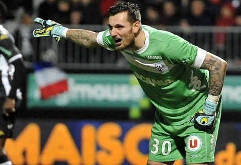 Newcastle approach Ligue 1 side for 29-year-old goalkeeper (not Trapp) - report