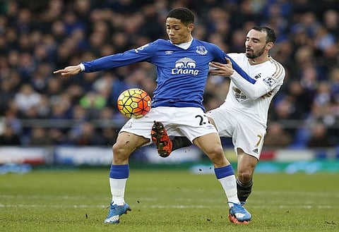 Football Soccer - Everton v Swansea City - Barclays Premier League - Goodison Park - 24/1/16 
Everton's Steven Pienaar in action with Swansea's Leon Britton 
Reuters / Andrew Yates 
Livepic 
EDITORIAL USE ONLY. No use with unauthorized audio, video, data, fixture lists, club/league logos or "live" services. Online in-match use limited to 45 images, no video emulation. No use in betting, games or single club/league/player publications.  Please contact your account representative for further details.