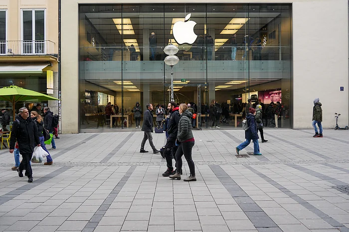 Apple shakes up AI leadership: Vision Pro creator Mike Rockwell to take charge of Siri