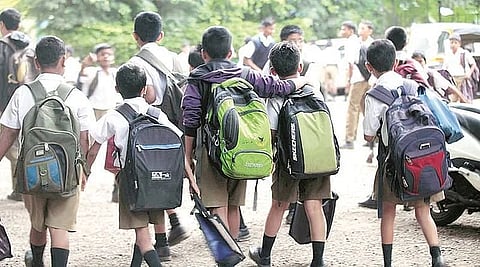 देशातील ४८ टक्के विद्यार्थी शाळेत जातात पायी