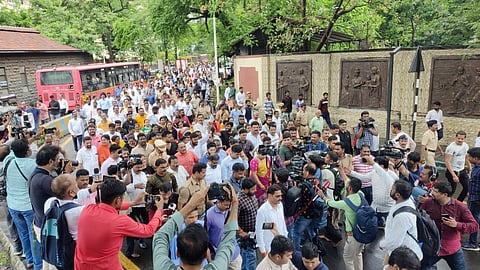 माजी महापौर मीनाक्षी शिंदे यांची शिवसेनेतून हकालपट्टी