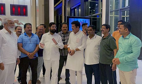 शिंदे गटाच्या अडचणी वाढल्या ? ठाण्यात श्रीकांत शिंदेंचं शक्तिप्रदर्शन 