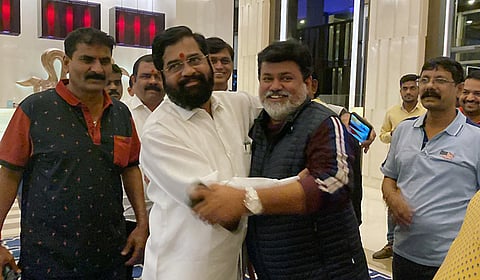 मुख्यमंत्र्यांची बंडखोर मंत्र्यांवर मोठी कारवाई 