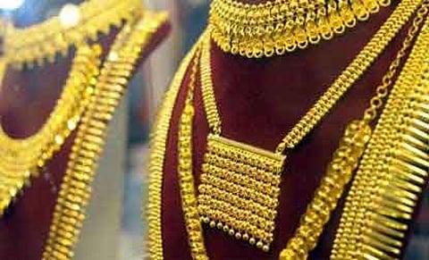 भारतीय सराफा बाजारात सोन्या-चांदीच्या दरात घसरण