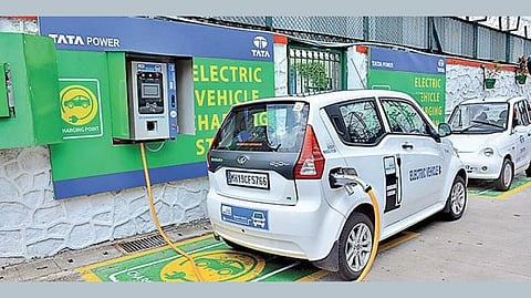 प्रदूषणमुक्तीसाठी मुंबई महापालिकेचा पुढाकार; सिनेमागृह, पेट्रोल पंपच्या जागेत चार्जिंग स्टेशन उभारणार  