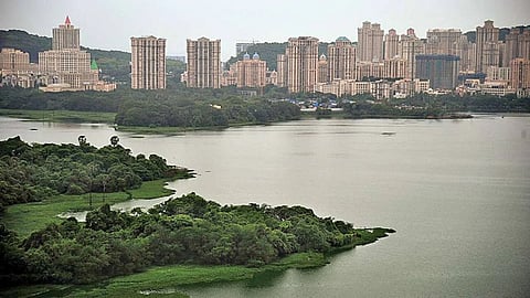 मुसळधार पावसामुळे पवई  तलाव झाला ओव्हरफ्लो