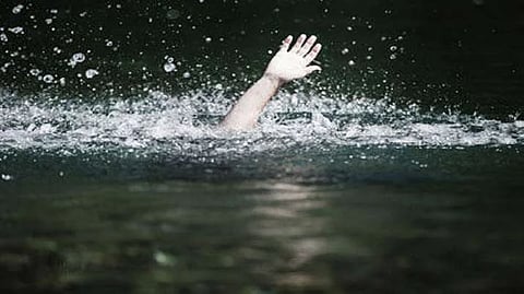 कुटुंबातील पाच जणांचा एकमेकांना वाचवताना मृत्यू