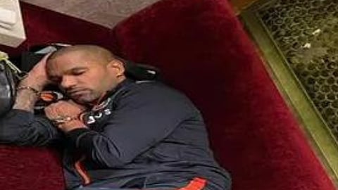वन-डे मालिका खेळण्यासाठी भारतीय संघ झिम्बाब्वेला रवाना; धवनचा झोपलेला फोटो व्हायरल