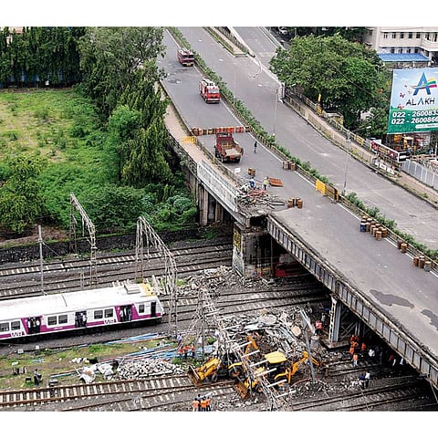 बाप्पाच्या विसर्जनासाठी काढण्यात येणाऱ्या मिरवणुकीत धोकादायक पुलांचे विघ्न 