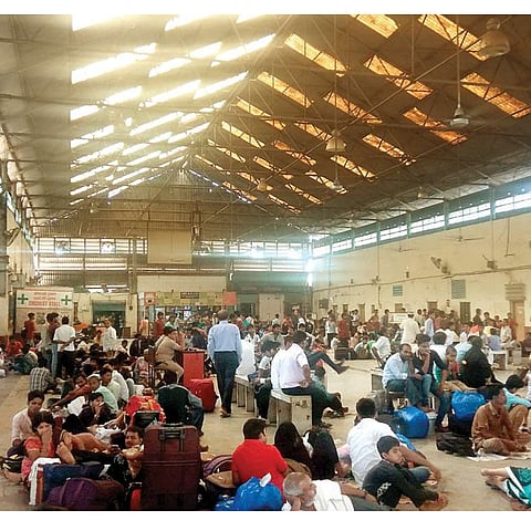 रेल्वेच्या प्रतिक्षालयातून प्रवाशांना सामानासह बाहेर हाकलले