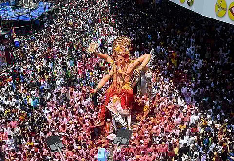  बाप्पाच्या मिरवणुकीतील खड्ड्यांचे विघ्न दूर होणार 