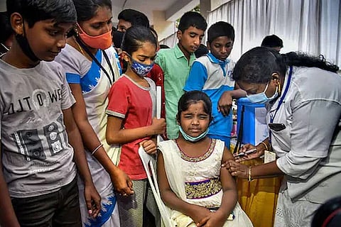 कोरोनाच्या चौथ्या लाटेने पालक धास्तावले;दोन ते अकरा वयोगटाच्या विद्यार्थ्यांचे अद्याप लसीकरण नाही 