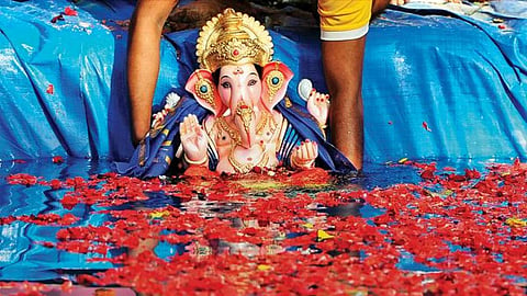 Mumbai : बाप्पा निघाले गावाला; नैसर्गिक व कृत्रिम विसर्जनस्थळी BMC ची जय्यत तयारी