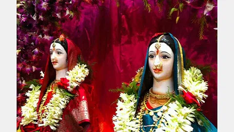 सोनपावलांनी गौराई आज येणार घरोघरी; घरोघरी महालक्ष्मीच्या आगमनाचा उत्साह; बाजारात गर्दी