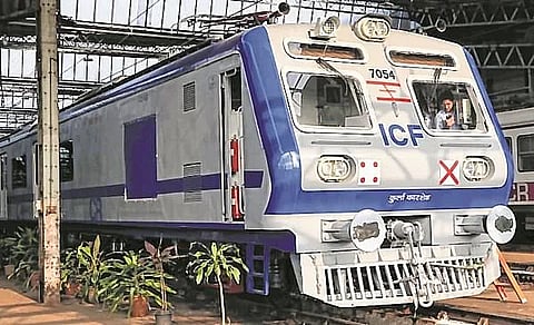 रिकाम्या एसी लोकलमधून लाखो प्रवाशांचा प्रवास कसा?  