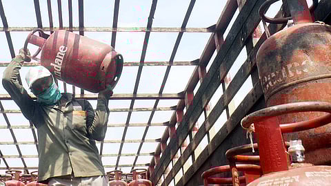 Thane : व्यावसायिक गॅस सिलिंडरचा काळाबाजार; हॉटेल व्यावसायिकांची कारवाईची मागणी