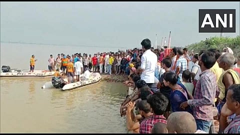 गंगा नदीत ५५ प्रवाशांना घेऊन जाणारी बोट बुडाली ;  10 प्रवासी बेपत्ता