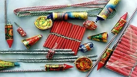 दिवाळीनिमित्त फटाक्यांची आतषबाजी जोरात 