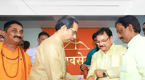 उद्धव ठाकरे यांच्या हस्ते शिवबंधन बांधून भाजपचे माजी आमदार संजय देशमुखांचा सहकाऱ्यांसह शिवसेनेत प्रवेश