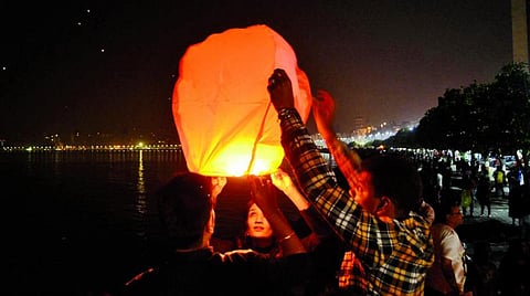 Mumbai Police : १४ नोव्हेंबरपर्यंत लँटर्न (उडते कंदिल) उडवण्यावर पोलीस प्रशासनाची बंदी 