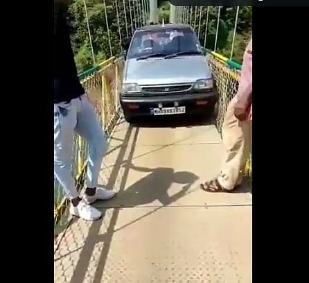 मोरबी दुर्घटनेनंतर कर्नाटकातील केबल ब्रिजचा व्हिडीओ व्हायरल ; झुलत्या पुलावर घातली मारुती कार