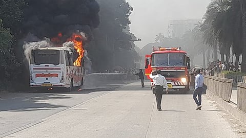 शिवशाही बसला भररस्त्यात लागली आग ; सर्व प्रवासी सुखरूप बाहेर