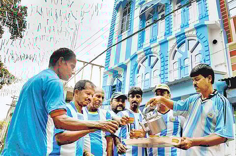 कोलकात्याच्या चहावाल्याचे अनोखे मेस्सीप्रेम : साडेपाच फुटी पुतळा, अर्जेंटिनाच्या जर्सीमध्ये रंगलेली इमारत अन् बरेच काही...