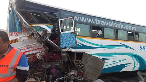 Mumbai Pune Expressway Accident : मुंबई पुणे महामार्गावर भीषण अपघात; एकाच मृत्यू 