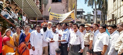 हक्काच्या स्टॅन्डसाठी हजारो विक्रम ईको चालक मालक पेण नगरपालिकेवर धडकले