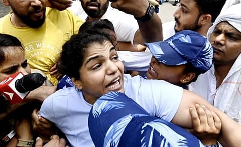 आंदोलक कुस्तीपटूंचा आक्रमक पवित्रा;  सर्व पदकं गंगेत फेकण्याचा इशारा